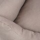 Nahaufnahme eines weichen, beigen Haustierbettes mit plüschigen Kissen, das einen strukturierten Stoff und abgerundete Kanten zeigt.