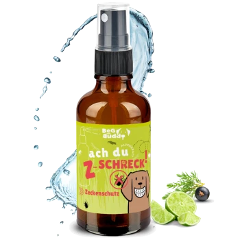 Braune Sprühflasche mit der Aufschrift "ach du Z-SCHRECK!" mit einem Cartoon-Hund, der Zeckenschutz bietet, umgeben von Wassertropfen, Limette und Kräutern.