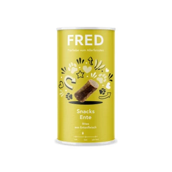 Dose mit FRED-Haustiersnacks mit einem Biss aus Entenfleisch, mit einem hellgelben Hintergrund und verspielten Grafiken, beschriftet mit "Snacks Ente."
