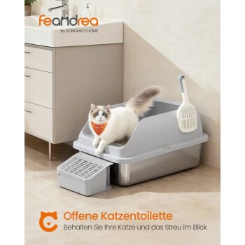 Weißer und grauer Kater mit orangefarbener Bandana, der in einer grauen, abgedeckten Katzentoilette mit Schaufel sitzt, mit sichtbarem Text „feandrea“ und „Offene Katzentoilette“.