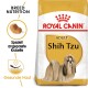 Royal Canin Adult Shih Tzu Hundefutterbeutel mit einer Shih Tzu-Illustration, mit Text, der die Ernährung der Rasse und gesunde Haut hervorhebt.