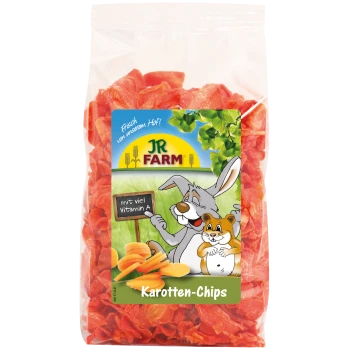 Eine durchsichtige Tüte mit orangefarbenen Karottenchips mit einem Cartoon-Kaninchen und Hamsteretikett, das "Karotten-Chips" und "mit viel Vitamin A" liest.