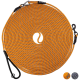 Eine aufgerollte orange-graue Hundeleine mit einem schwarzen Griff und einem Metallclip, auf einem weißen Hintergrund präsentiert.