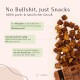 Tierleckerliverpackung mit braunen knusprigen Snacks. Text: "No Bullshit, just Snacks", "100% rein & natürlich", allergiefreundlich, leicht zu teilen.