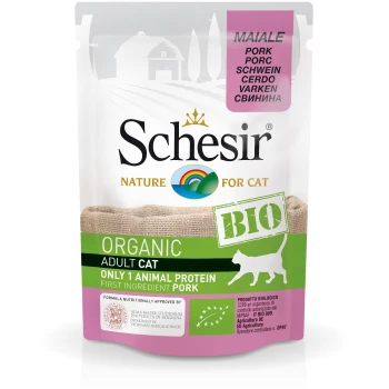 Verpackung für Schesir Organic Adult Katzenfutter mit einem pinken "Schweinefleisch"-Label, das "BIO" und "Nur 1 Tierprotein" hervorhebt.