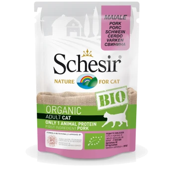 Verpackung für Schesir Organic Adult Katzenfutter mit einem pinken "Schweinefleisch"-Label, das "BIO" und "Nur 1 Tierprotein" hervorhebt.