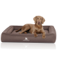 Brauner Hund liegt auf einem rechteckigen braunen Bolster-Hundebett mit weißem 'KNUFFELWUFF'-Logo vorne.