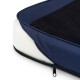 Nahaufnahme eines Haustierbettes mit einem navyblauen Reißverschlussbezug und einem weichen weißen Schaumstoffinneren, das teilweise geöffnet ist.