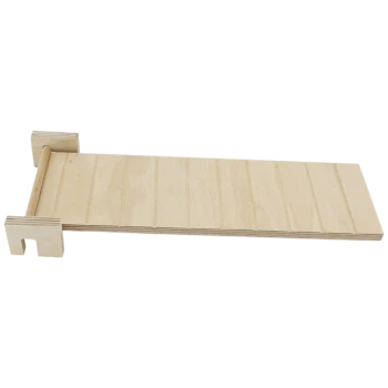 Holzrampe für Haustiere mit lamellierter Oberfläche und stabilen Seitenstützen, entworfen für kleine Tiere, um leicht höhere Bereiche zu erreichen.