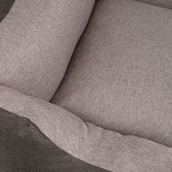 Eine Nahaufnahme eines gemütlichen Haustierbettes mit einem weichen, strukturierten grauen und hellgrauen Stoff, entworfen für Komfort.