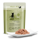 Ein grüner Beutel von Catz Finefood, beschriftet mit "N° 5," enthält Katzenfutter mit Lachs und Geflügel, präsentiert mit einer Portion auf einem weißen Teller.