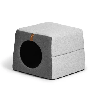 Grau-schwarzer Haustierwürfel mit einem runden Eingang, ausgestattet mit einem Lederetikett oben, entworfen für Katzen oder kleine Haustiere.