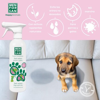 Eine Sprühflasche MEN FOR SAN Anti-Urinspray für Hunde und Katzen, mit einem Pfotenabdruck-Design, auf einer Couch neben einem Welpen platziert.