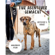 Eine Person hält eine beige Nylon-Hundeleine, die an einem braunen Hund befestigt ist, mit Text: "Für Abenteuer gemacht," "Wetterfest & Robust," "Langlebiges Nylon."