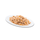Ein Teller mit feuchtem, zerriebenem Haustierfutter mit kleinen Fleischstücken und orangefarbenem Gemüse, das eine nahrhafte Mahlzeit für Haustiere zeigt.