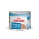 Dosen-Hundefutter von Royal Canin, gekennzeichnet mit "Starter" für Mütter und Welpen im Alter von 1-2 Monaten, mit einem blauen Design und dem Text "Keine Konservierungsstoffe".