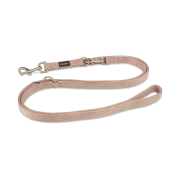 Beige Wolters verstellbare Hundeleine mit Metallclips und Ringen, entwickelt für das Gassigehen und die Kontrolle von Haustieren.