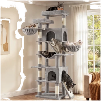 Hoher grauer plüschiger mehrstufiger Kratzbaum in einem Wohnzimmer mit sieben Katzen auf Plattformen, Hängematten, Rampen und Häuschen.