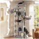 Hoher grauer plüschiger mehrstufiger Kratzbaum in einem Wohnzimmer mit sieben Katzen auf Plattformen, Hängematten, Rampen und Häuschen.