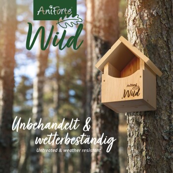 Ein hölzernes Vogelhaus, das an einem Baum montiert ist, mit dem Text 'AniForte Wild' und 'Unbehandelt & wetterbeständig'.