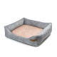 Graues Haustierbett mit einem weichen rosa Innenraum, mit erhöhten Seiten für Komfort und einem kleinen Logo-Tag an der Seite.