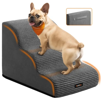 Kleiner hellbrauner Französischer Bulldogge mit orangefarbener Bandana steht auf grauen Haustiertreppen mit strukturierter Oberfläche und Griff.