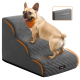 Kleiner hellbrauner Französischer Bulldogge mit orangefarbener Bandana steht auf grauen Haustiertreppen mit strukturierter Oberfläche und Griff.