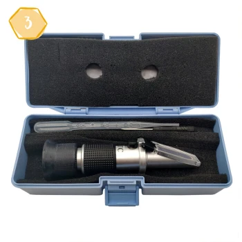 Ein geschlossener blauer Koffer, der ein Refraktometer, eine Pipette und ein kleines Werkzeug enthält, alles auf schwarzem Schaumstoffpolster.