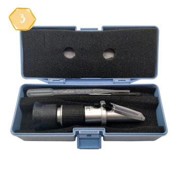 Ein geschlossener blauer Koffer, der ein Refraktometer, eine Pipette und ein kleines Werkzeug enthält, alles auf schwarzem Schaumstoffpolster.