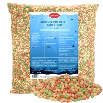 Ein blauer und weißer Eimer mit der Aufschrift "Lyra Pond" und dem Text "ALLES FÜR IHREN TEICH" sowie bunten Fischfutterpellets, die davor verstreut sind.