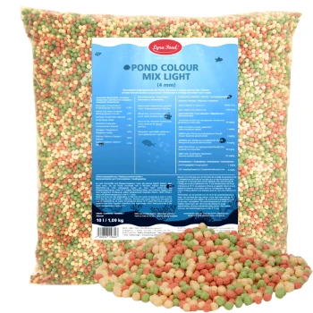 Ein blauer und weißer Eimer mit der Aufschrift "Lyra Pond" und dem Text "ALLES FÜR IHREN TEICH" sowie bunten Fischfutterpellets, die davor verstreut sind.