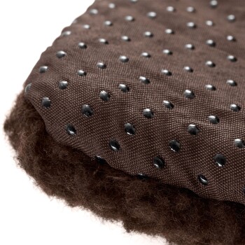 Nahaufnahme eines braunen Haustierbettes mit einer strukturierten Oberfläche mit schwarzen Punkten und einer flauschigen Unterseite, ideal für den Komfort von Haustieren.