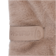 Eine Nahaufnahme einer weichen, beigen Decke für Haustiere mit einem Lederetikett, das mit "DISTRICT 70" und einem Pfotenabdruck-Logo geprägt ist.
