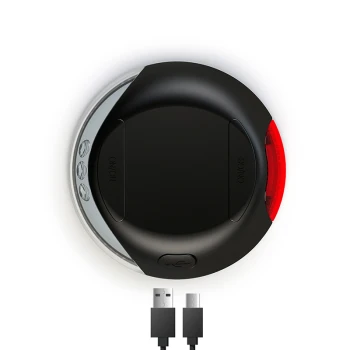 Dispositif de nourrissage pour animaux de compagnie noir avec un port de chargement USB, comportant un interrupteur ON/OFF et un indicateur lumineux rouge.