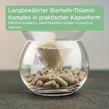 Glas-Schale mit beigen Kapseln unter einem Trichter mit Pulver; Text: „Bierhefe-Thiamin Komplex“ und „brewer's yeast-thiamine complex“.