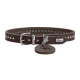 Brauner Lederhundehalsband mit silbernen Nieten und einer Metall-Schnalle, mit einem Anhänger mit dem HUNTER-Logo.