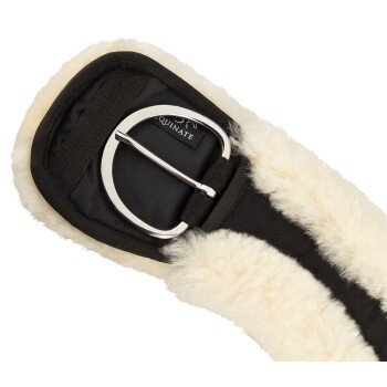 Nahaufnahme eines schwarzen Pferdegurt mit einer weichen, cremefarbenen Fleece-Innenseite und einer silbernen Metallschnalle, mit dem Markennamen "Quinate."