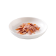 Eine weiße Schüssel gefüllt mit zerkleinertem Fleisch und kleinen Stückchen von orangefarbenen Karotten in einer leichten Sauce, die Haustierfutter zeigt.