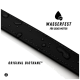Schwarzes Hundehalsband mit einem gelben Akzentband und einer stabilen Schnalle, mit dem Text "THE DOG IDEA" auf die Schnalle eingraviert.