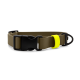 Olivgrünes Hundehalsband mit schwarzer Schnellverschlussschnalle, schwarzem D‑Ring und neongelber Schlaufe vor weißem Hintergrund.