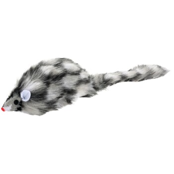 Graue und schwarze gefleckte pelzige Katzenspielzeugmaus mit roter Nase und weißen Ohren, isoliert auf weißem Hintergrund.