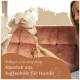 Ein hellfarbener Hund schnüffelt neugierig an einem Kauknochen, den eine Frau hält, mit Textüberlagerung "Robust und langlebig, Kaustab aus Kaffeeholz für Hunde."