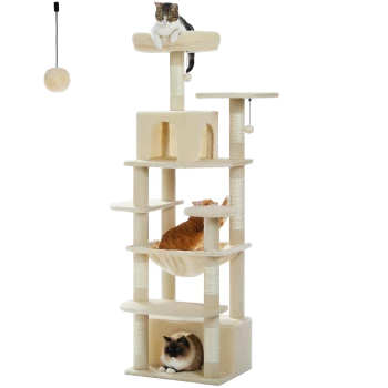 Ein mehrstöckiger beiger Katzenbaum mit drei Katzen: einer grauen getigerten Katze oben, einer orangefarbenen Katze, die auf einem Regal liegt, und einer flauschigen weißen Katze in einer Nische.