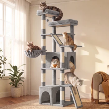 Hoher grauer Kratzbaum mit mehreren Katzen auf Plattformen, Hängematte und Katzenhöhle (eine mit Herzanhänger) in einem hellen Wohnzimmer