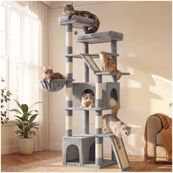 Hoher grauer Kratzbaum mit mehreren Katzen auf Plattformen, Hängematte und Katzenhöhle (eine mit Herzanhänger) in einem hellen Wohnzimmer