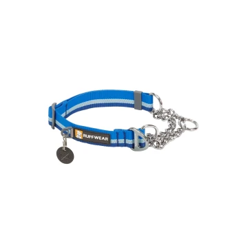 Blaues Hundehalsband mit reflektierenden Streifen, ausgestattet mit einer Metallkette und einem Anhänger mit dem "Ruffwear"-Logo.