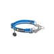 Blaues Hundehalsband mit reflektierenden Streifen, ausgestattet mit einer Metallkette und einem Anhänger mit dem "Ruffwear"-Logo.