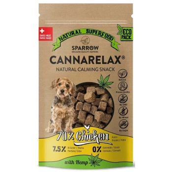 Tüte mit natürlichen Superfood-Haustiersnacks, die einen kleinen Hund neben Würfeln von Leckereien zeigt. Der Text hebt 70% Huhn, 7,5% Kräuter und keine Körner hervor.