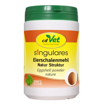 Behälter mit cdVet Eierschalenmehl, beschriftet mit "Eierschalenmehl Natur Struktur", mit einem grünen Deckel und dem Anspruch auf 100% natürliche Inhaltsstoffe.