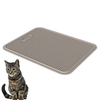 Beige strukturierte rechteckige Katzenstreumatte mit Griffausschnitt und erhabenen Noppen, gezeigt mit einer sitzenden getigerten Katze